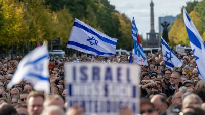 Tausende Demonstranten nehmen an der Kundgebung „Aufstehen gegen Terror, Hass und Antisemitismus – in Solidarität und Mitgefühl mit Israel“ vor dem Brandenburger Tor in Berlin teil.