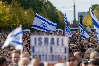 Berlin: Bundespräsident als Hauptredner gegen Antisemitismus – Elon Musk warnt vor Bürgerkrieg