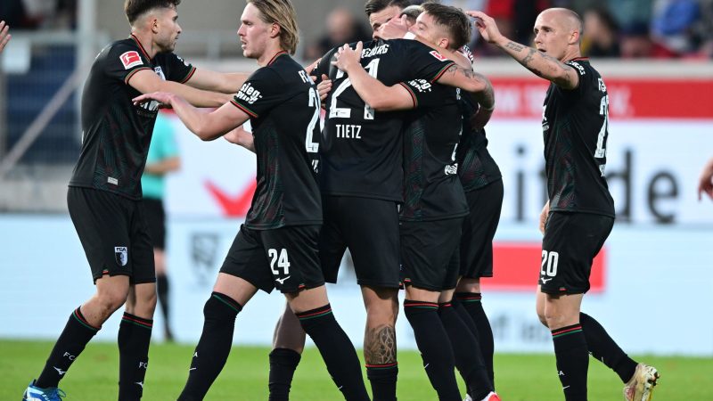 Augsburgs Spieler freuen sich über ein Tor bei Sieg in Heidenheim.