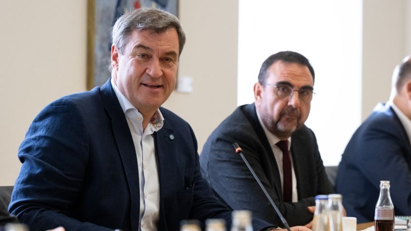 Klaus Holetschek (r, CSU), Fraktionsvorsitzender der CSU im bayerischen Landtag, und Markus Söder (CSU), Ministerpräsident von Bayern, zum Start der Koalitionsgespräche zwischen CSU und Freien Wählern.