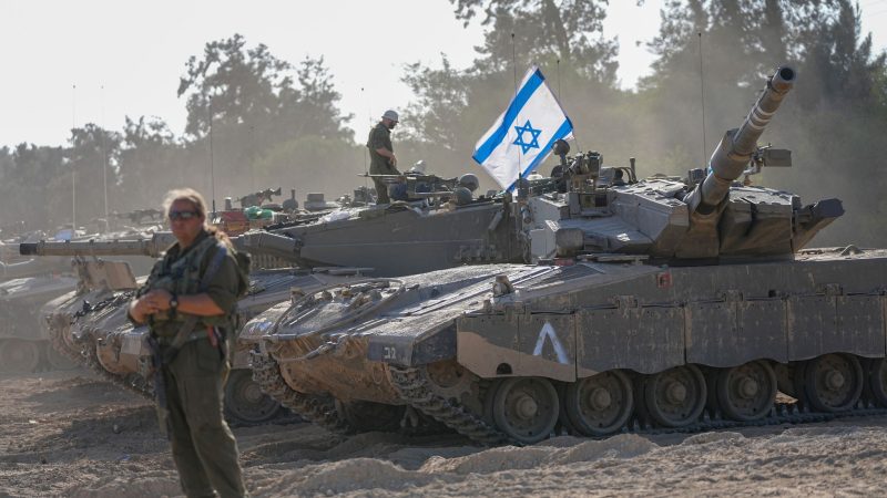 Israelische Soldaten arbeiten an einem Panzer in der Nähe der Grenze zum Gazastreifen.