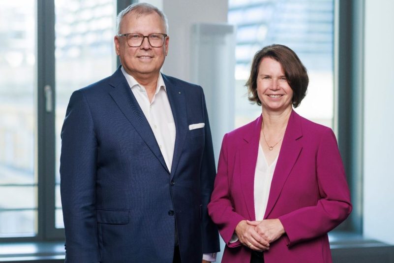 Vorstandssprecher der Raiffeisen-Volksbank Aschaffenburg Claus Jäger posiert zusammen mit der Vorstandsvorsitzenden der Frankfurter Volksbank Rhein/Main Eva Wunsch-Weber. Die beiden Banken planen für 2024 einen Zusammenschluss. Damit würden sie die größte Volksbank Deutschlands werden.