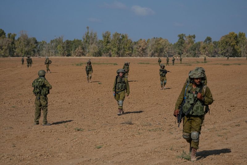 Israelische Soldaten patrouillieren im Süden Israels nahe der Grenze zwischen Israel und dem Gazastreifen.