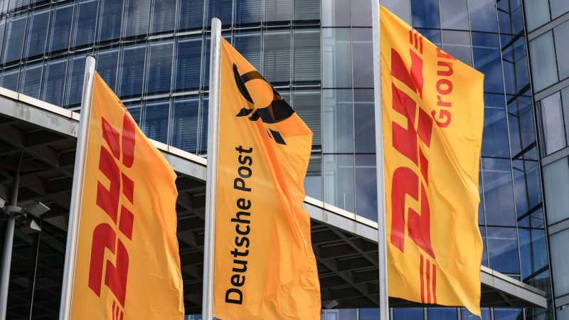 Fahnen von Post und DHL wehen vor der Zentrale der DHL Group - Deutsche Post in Bonn.