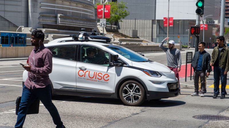 Ein selbstfahrendes Auto der Roboterwagenfirma Cruise ist auf einer Straße in San Francisco unterwegs.