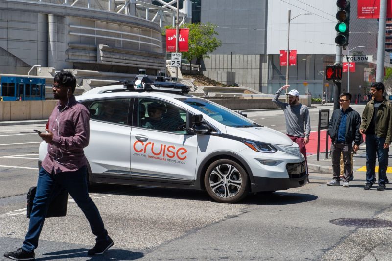 Ein selbstfahrendes Auto der Roboterwagenfirma Cruise ist auf einer Straße in San Francisco unterwegs.