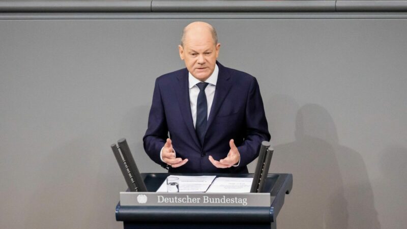 Die Regierung von Bundeskanzler Olaf Scholz (SPD) will Hindernisse für Abschiebungen abbauen. So soll beispielsweise Ausreisepflichtigen in Haft ihre Abschiebung nicht mehr angekündigt werden.