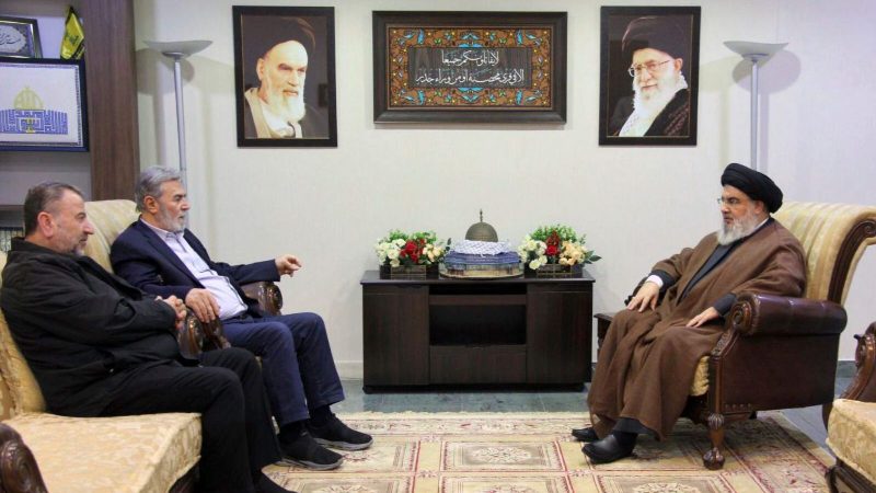 Das Foto, das vom Medienbüro der Hisbollah veröffentlicht wurde, zeigt Hisbollah-Chef Hassan Nasrallah (r-l) bei einem Treffen mit  Siad Nachali, PIJ-Anführer in den Palästinensergebieten und dem Hamas-Vizechef Salih al-Aruri.