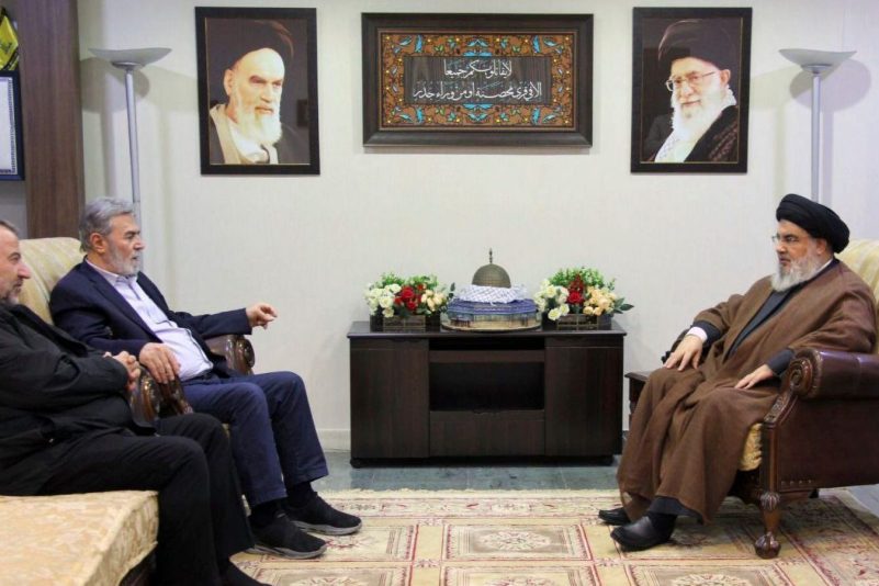 Das Foto, das vom Medienbüro der Hisbollah veröffentlicht wurde, zeigt Hisbollah-Chef Hassan Nasrallah (r-l) bei einem Treffen mit Siad Nachali, PIJ-Anführer in den Palästinensergebieten und dem Hamas-Vizechef Salih al-Aruri.