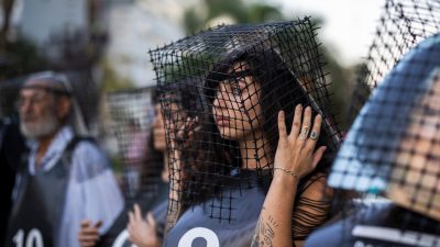 Angehörige deutscher Hamas-Geiseln protestieren in Tel Aviv