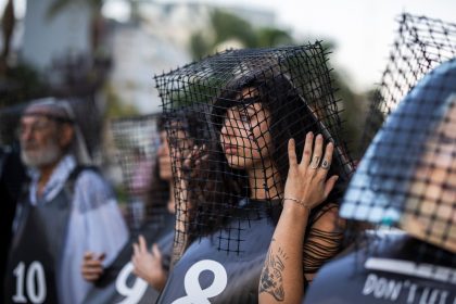 Angehörige deutscher Hamas-Geiseln protestieren in Tel Aviv