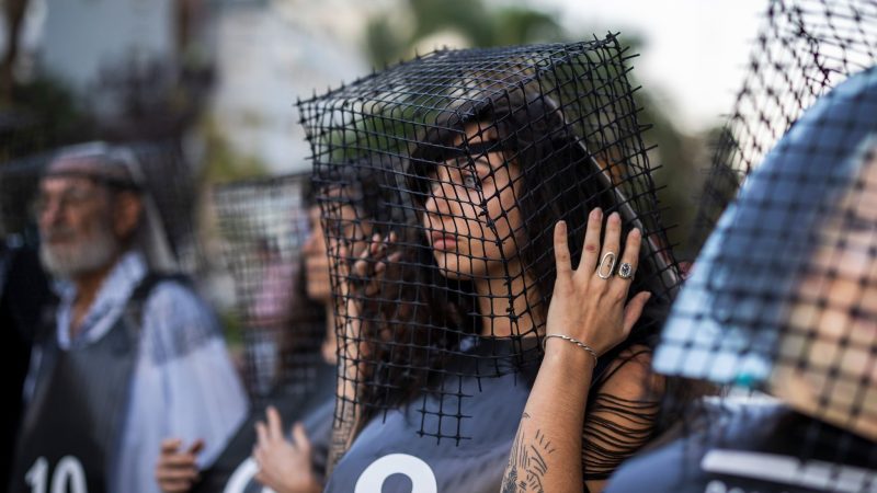 Familie und Angehörige der von der Hamas entführten Deutschen demonstrieren vor der deutschen Botschaft in Tel Aviv für ihre Freilassung.