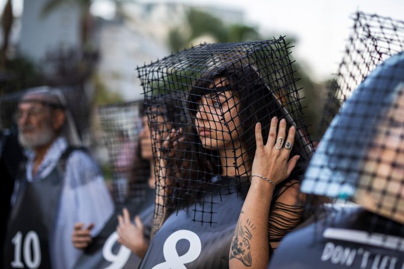 Familie und Angehörige der von der Hamas entführten Deutschen demonstrieren vor der deutschen Botschaft in Tel Aviv für ihre Freilassung.