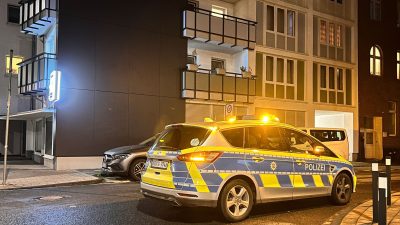 Die Polizei im Einsatz in einem Haus in Duisburg.