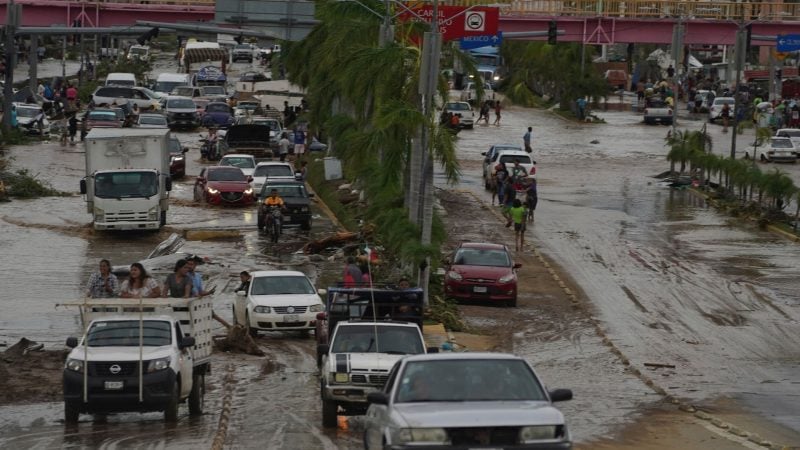 Eine Straße in Acapulco, Mexiko, ist als Folge des Hurrikans «Otis» überschwemmt worden.