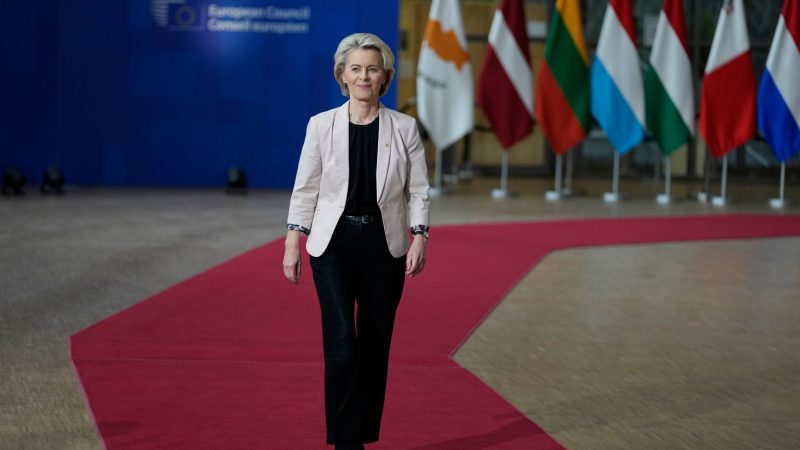 Ursula von der Leyen, Präsidentin der Europäischen Kommission, trifft zu einem EU-Gipfel im Gebäude des Europäischen Rates ein.