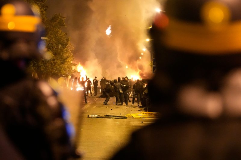 Bei Ausschreitungen in Naterre stehen sich Polizeikräfte und Jugendliche gegenüber.