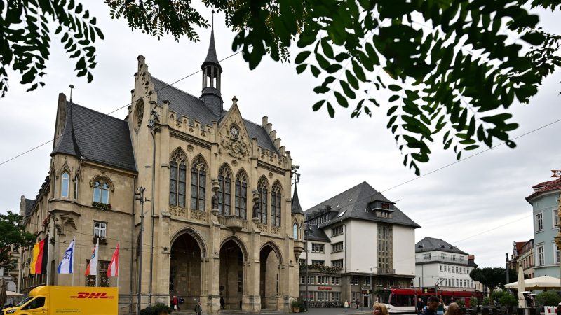 Das Rathaus der Landeshauptstadt Erfurt: Hier ist ein Spürhund im Einsatz.