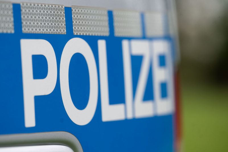 Die Polizei muss erneut Schulen nach Bombendrohungen räumen.