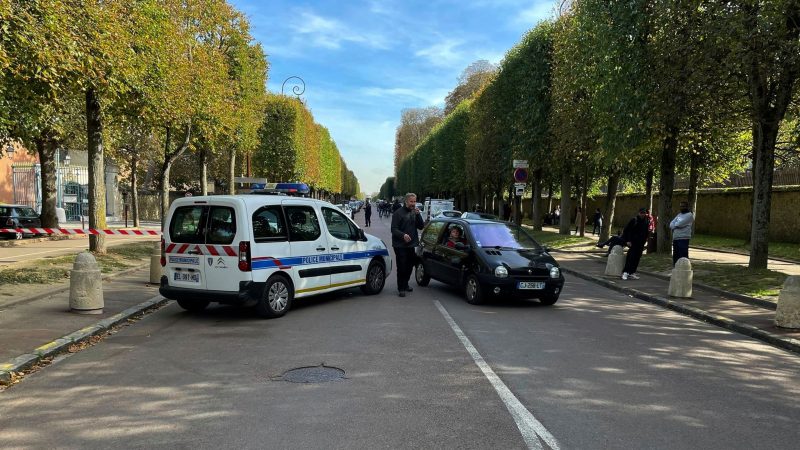 Nicht nur an Schulen: Polizisten waren auch am Schloss von Versailles wegen einer Bombendrohung im Einsatz.