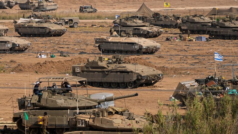 Israelische Panzer nahe der Grenze zum Gazastreifen im Süden Israels.