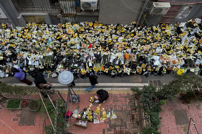 Blumen wurden im chinesischen Hefei vor dem Wohnhaus niedergelegt, in dem Li Keqiang seine Kindheit verbrachte. Der frühere chinesische Ministerpräsident ist nach einem plötzlichen Herzinfarkt.