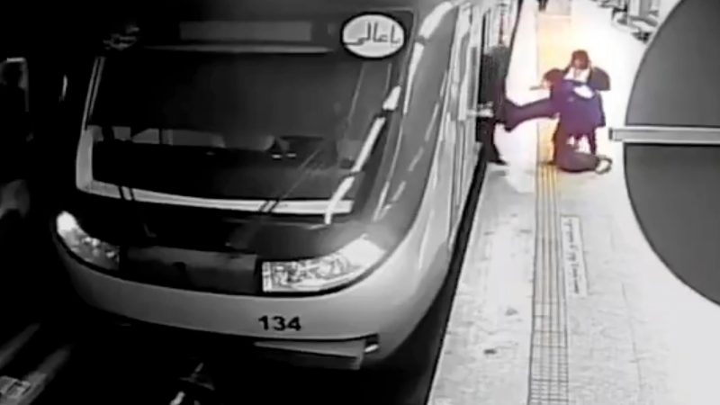 Auf diesem Videostandbild eines vom iranischen Staatsfernsehen ausgestrahlten Überwachungsvideos ziehen Frauen die 16-jährige Armita Garawand aus einem Waggon der Teheraner Metro.