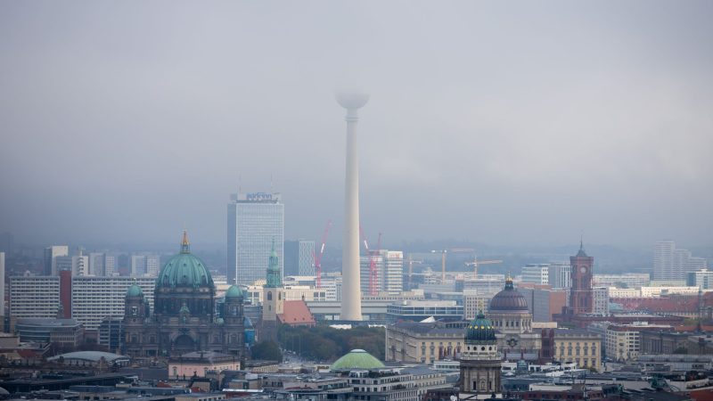 Der Berliner Fernsehturm verschwindet fast unter den tief hängenden Wolken. Tief Zeus bestimmt das Wetter an diesem Wochenende in Deutschland.