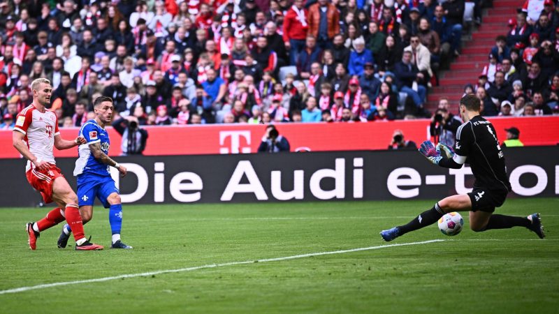 Zurück im Bayern-Tor: Manuel Neuer (r) pariert einen Schuss von Darmstadts Marvin Mehlem.