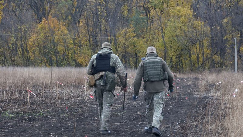 Soldaten der Kampfmittelabwehr der Ukraine führen Entminungsarbeiten in der Region Charkiw im Nordosten der Ukraine durch.