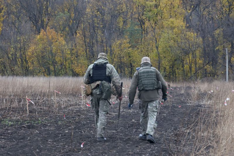 Soldaten der Kampfmittelabwehr der Ukraine führen Entminungsarbeiten in der Region Charkiw im Nordosten der Ukraine durch.