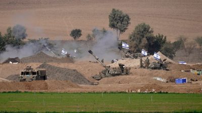 Eine israelische mobile Artillerieeinheit ist in einer Position nahe der Grenze zwischen Israel und Gaza zu sehen.