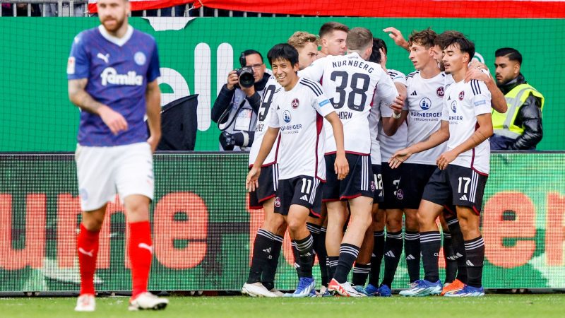 Nürnbergs Spieler feiern den Treffer zum 2:0 beim Sieg in Kiel.