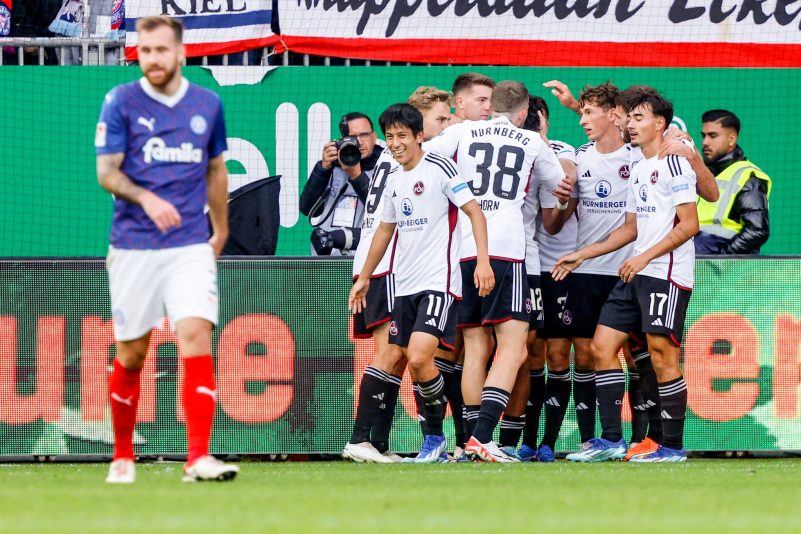 Nürnbergs Spieler feiern den Treffer zum 2:0 beim Sieg in Kiel.
