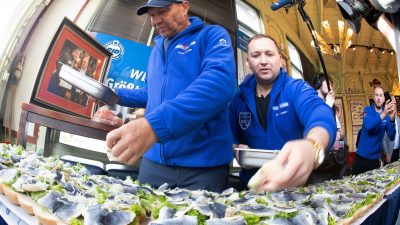 Vierter Weltrekord für Usedomer Gastronomen: mit gigantischem Fischbrötchen