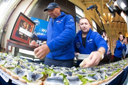 Vierter Weltrekord für Usedomer Gastronomen: mit gigantischem Fischbrötchen