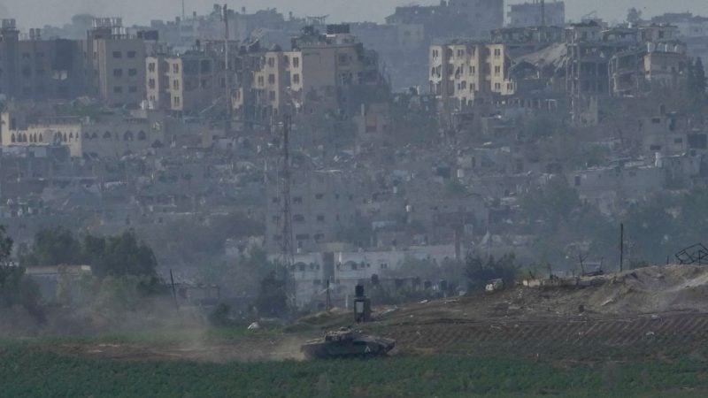 Israelische Panzer fahren entlang der israelischen Grenze zum Gazastreifen in Stellung.