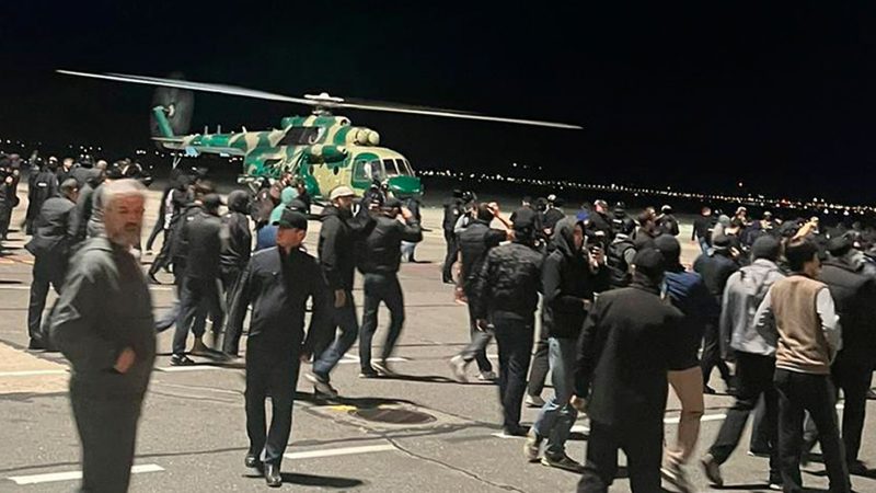 In Machatschkala sind zahlreiche Menschen auf das Flugfeld gelaufen, weil dort eine Maschine aus Tel Aviv gelandet war.