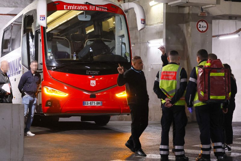 Auf den Teambus von Olympique Lyon gab es einen brutalen Angriff.
