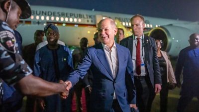 Bundeskanzler Olaf Scholz ist zu Gesprächen mit dem nigerianischen Präsidenten Bola Tinubu nach Lagos geflogen.