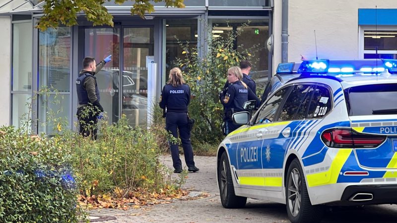 Polizisten stehen vor der kinder- und jugendpsychiatrischen Einrichtung in Regensburg. Viele Fragen zu dem Angriff sind noch offen.