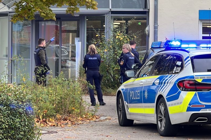 Polizisten stehen vor der kinder- und jugendpsychiatrischen Einrichtung in Regensburg. Viele Fragen zu dem Angriff sind noch offen.
