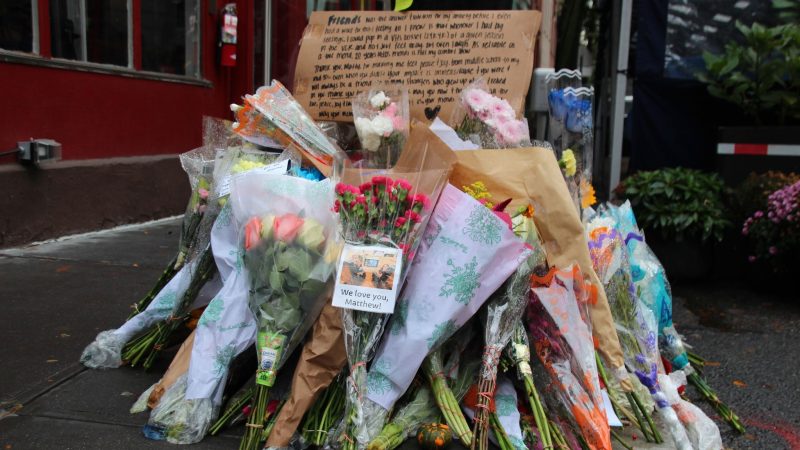Blumen und Botschaften im Gedenken an  Matthew Perry vor dem «Friends»-Haus in New York.