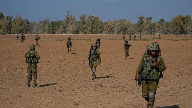 Israelische Soldaten patrouillieren am 20. Oktober im Süden Israels nahe der Grenze zum Gazastreifen.