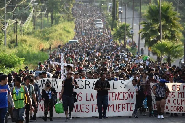 Eine große Gruppe von Migranten macht sich auf den Weg von Tapachula in Mexiko in Richtung US-Grenze. Sie hatten dort auf vorübergehende Transitpapiere gewartet, diese aber nach einer Wartezeit von bis zu zwei Monaten nicht erhalten.&nbsp;Länger warten können sie sich nicht leisten, sagen die Migranten.