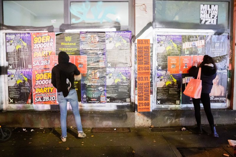 Teilnehmer einer Plakataktion des Jungen Forums der Deutsch-Israelischen Gesellschaft hängen Plakate zu den Ermordeten und Geiseln der Hamas in Berlin-Friedrichshain auf.