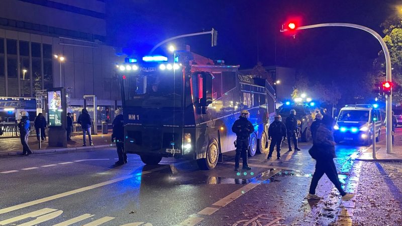 Am Harburger Ring in Hamburg haben Menschen Pyrotechnik auf Polizisten geworfen.