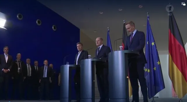 Von rechts: Christian Lindner, Olaf Scholz und Robert Habeck bei der Pressekonferenz zum BVerfG-Urteil zur Schuldenbremse am 15.11.2023 in Berlin. Foto: Bildschirmfoto/Tagesschau