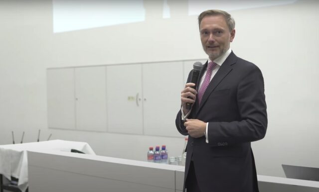 Bundesfinanzminister Christian Lindner am 3. November 2023 bei seinem Gastauftritt in der Universität Luzern