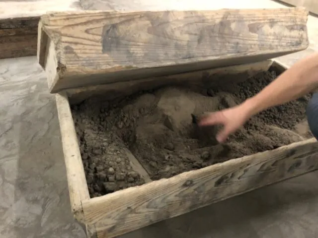 Trocknung der Tusche in feuchter Asche
